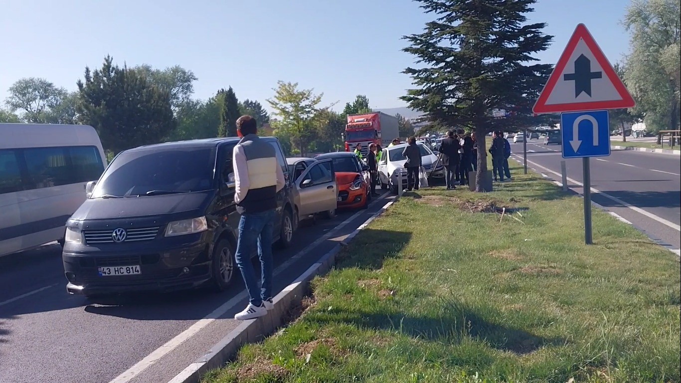 Kütahya’da 9 aracın karıştığı zincirleme trafik kazası: 1 yaralı