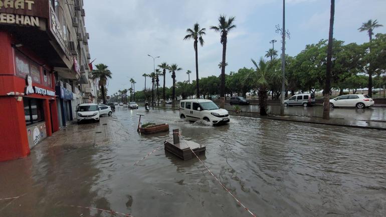 İskenderun'da sağanak; yollar göle döndü