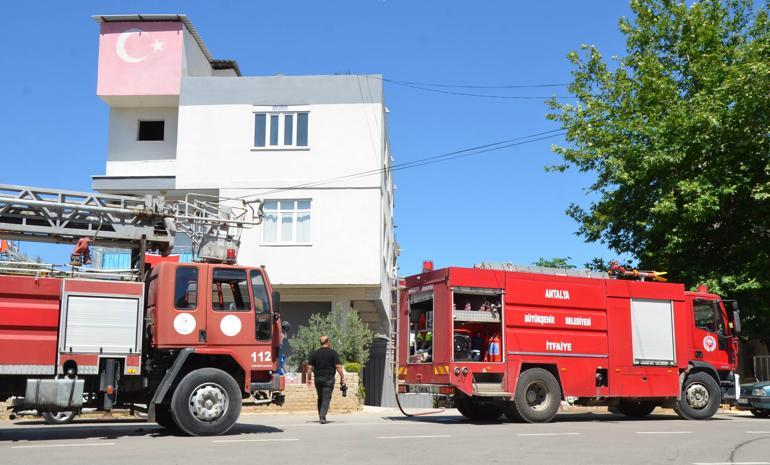 Yanan evdeki babası ve kediyi kurtardı