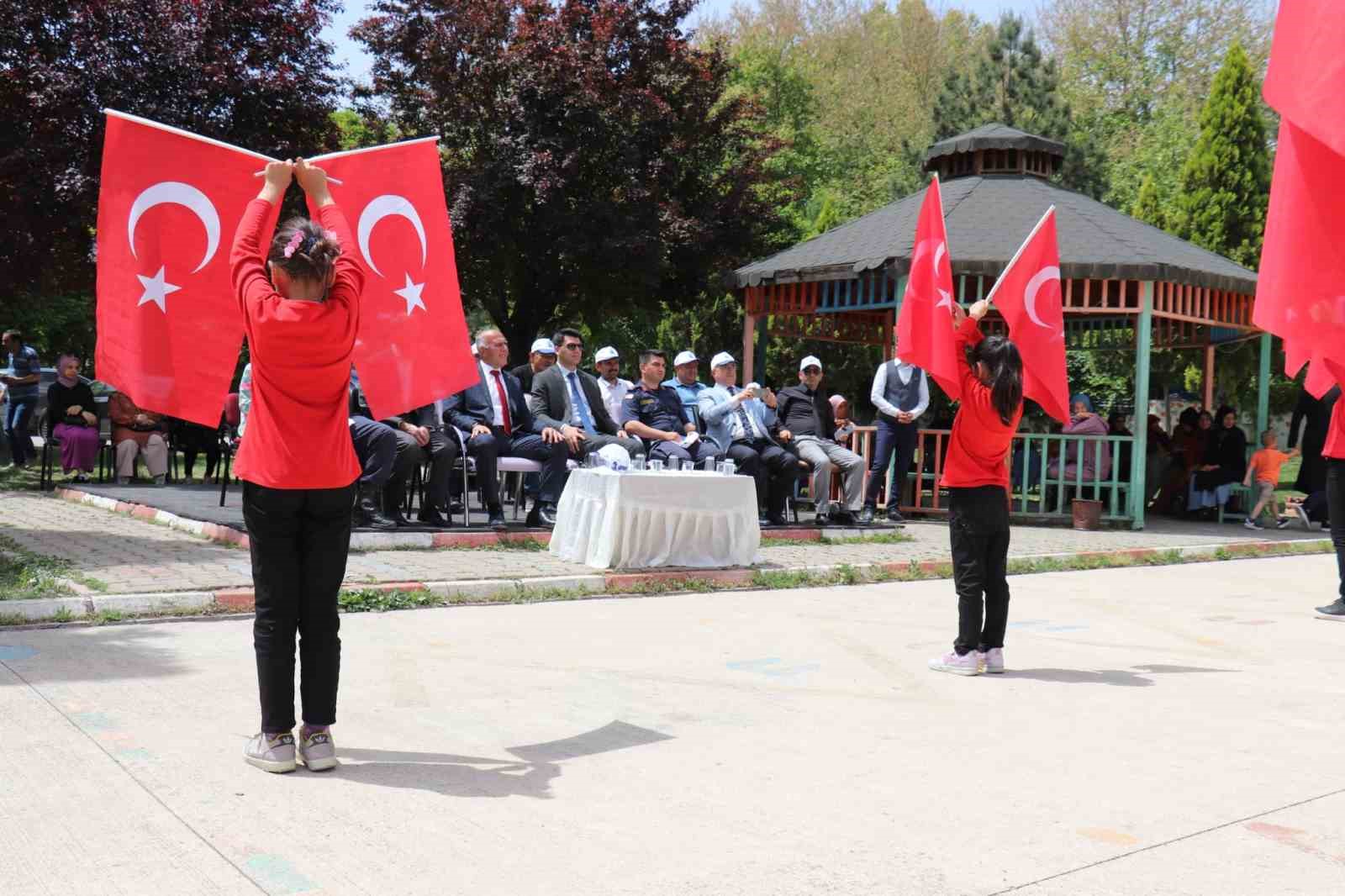 Dereköy Şehit Fatih Seven Ortaokulunda Bilim Fuarı açıldı