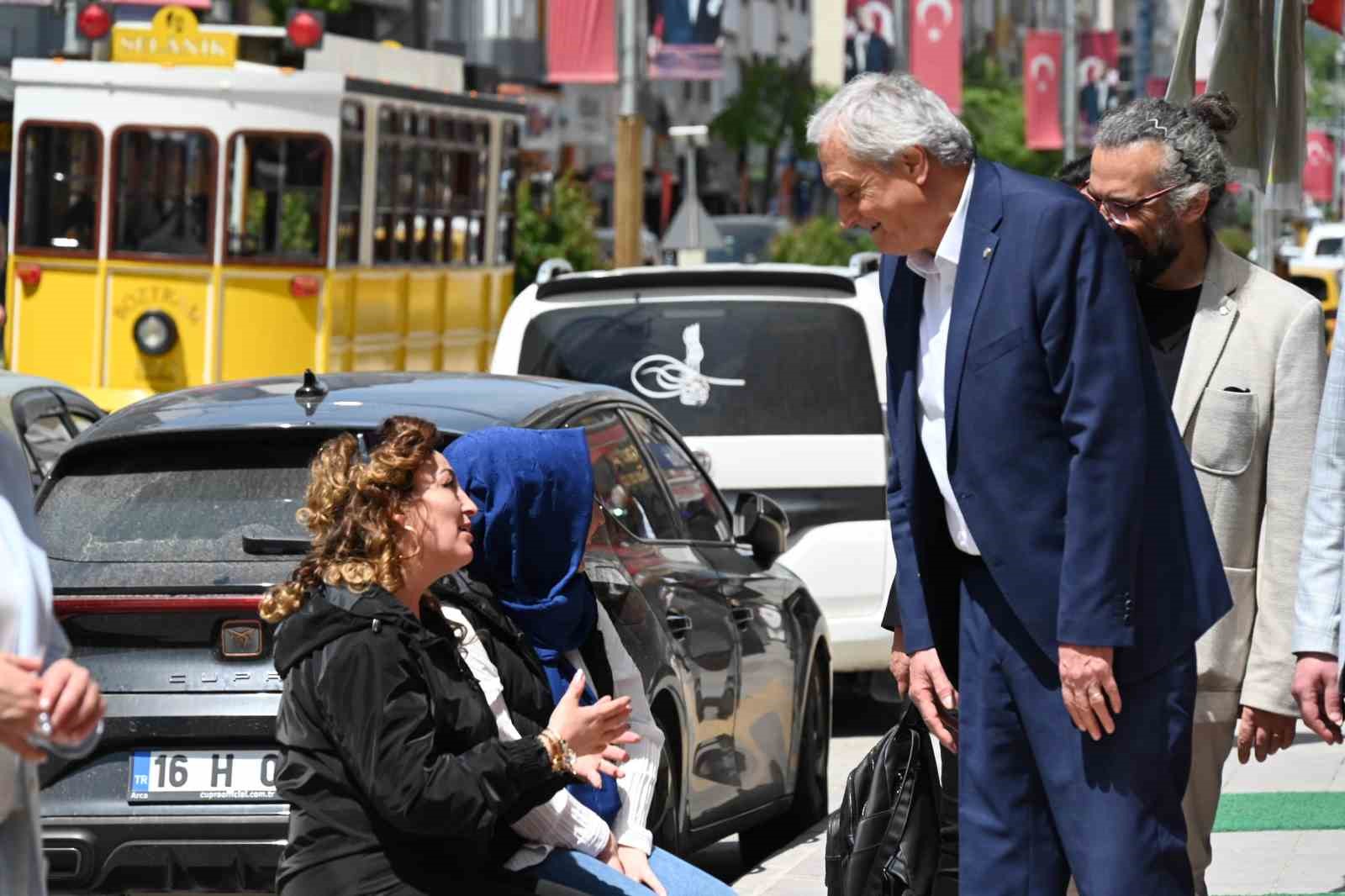 Başkan Bakkalcıoğlu, Engelliler Haftası nedeniyle düzenlenen hayır çarşısını ziyaret etti