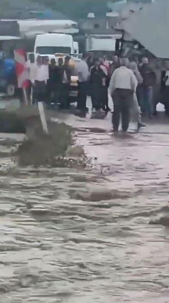 Şırnak’ta sağanak ve dolu ulaşımı aksattı