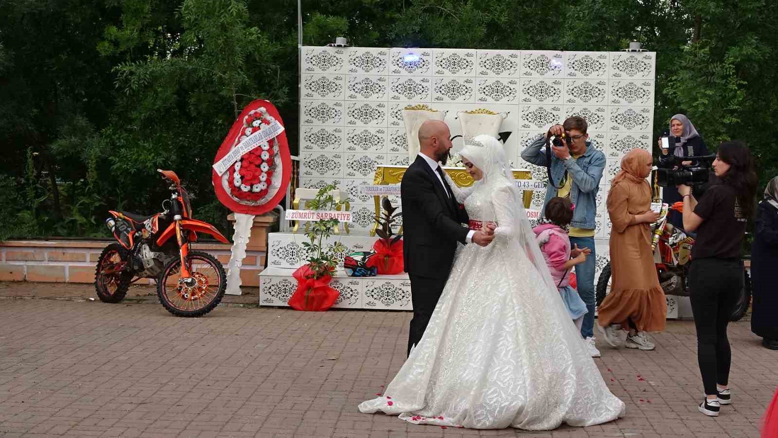 Enduro motosiklet tutkunu genç düğününde sahnede şov yaptı