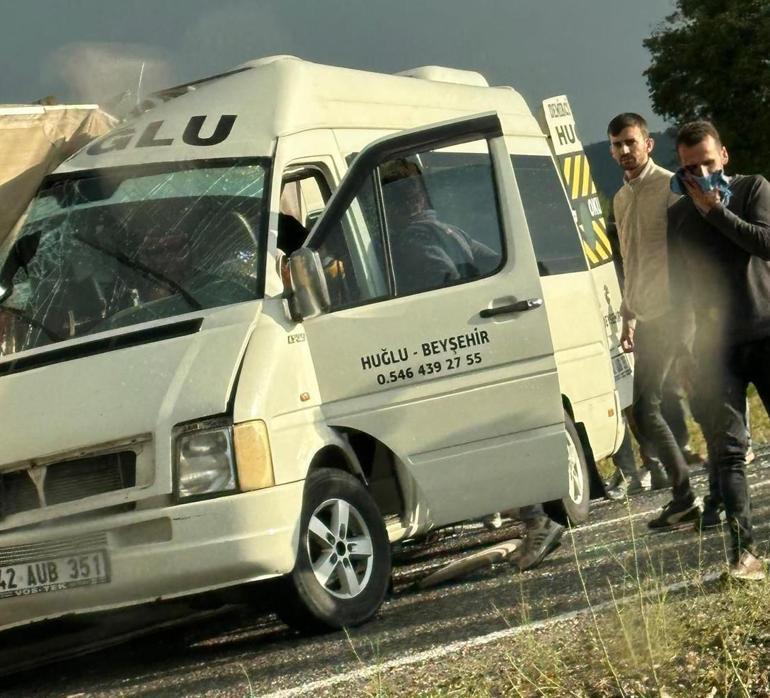 Karşı şeride geçip devrilen kamyon, işçi servisiyle çarpıştı: 14 yaralı