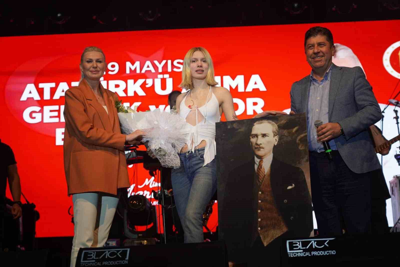 Aleyna Tilki’yi Bilecik’te binlerce kişi izledi