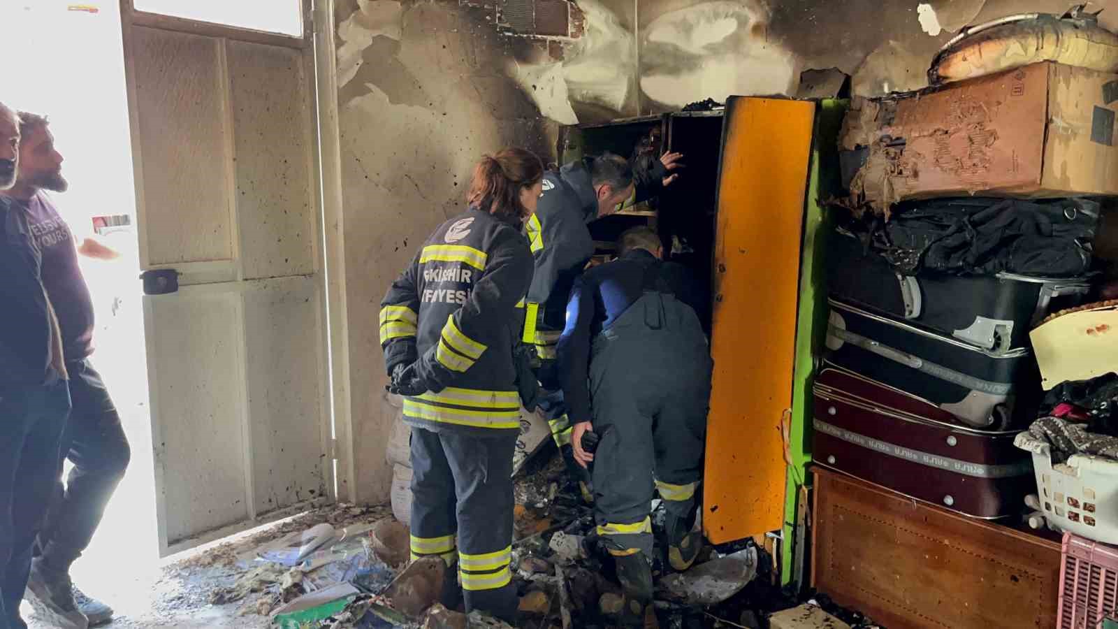 Garajda çıkan yangında dumandan etkilenen 2 kişi hastaneye kaldırıldı