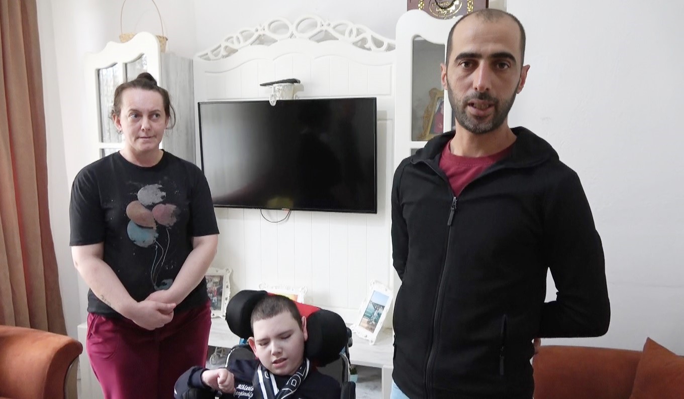 Epilepsi hastası çocuğa Almanya’dan tekerlekli sandalye