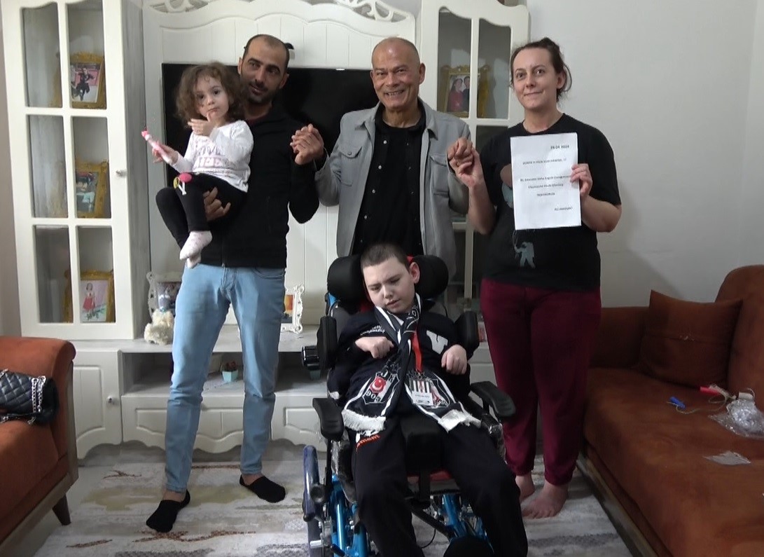 Epilepsi hastası çocuğa Almanya’dan tekerlekli sandalye