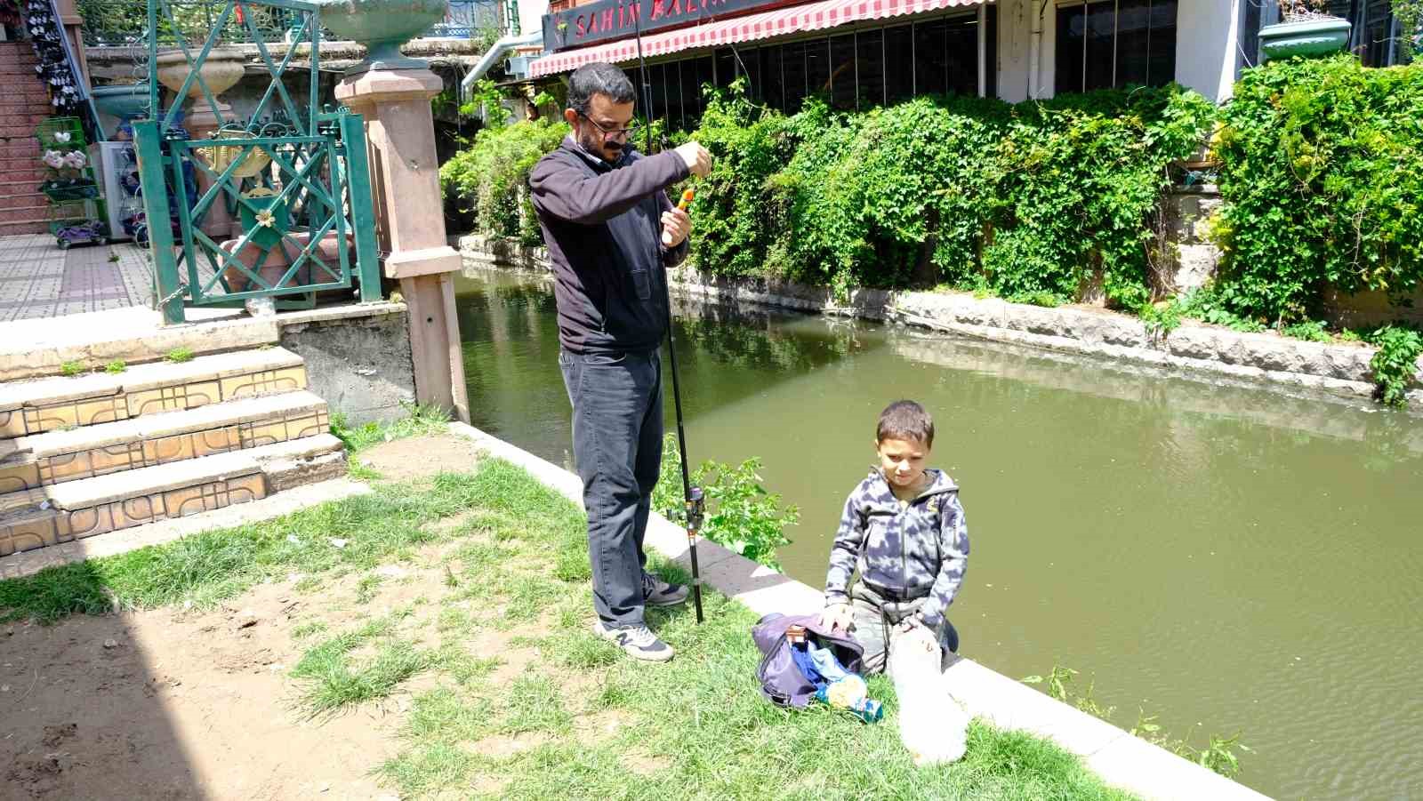 Güzel havayı gören vatandaşlar Porsuk Çayı’nda balık tutmaya çıktı
