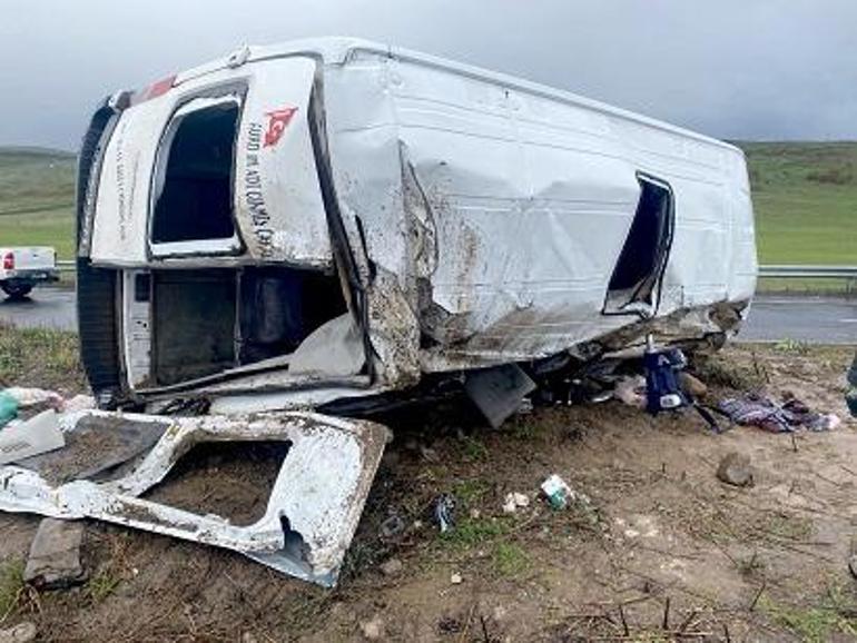 Ardahan'da rehabilitasyon öğrencilerinin de taşındığı yolcu minibüsü kaza yaptı; 1 ölü, 7'si öğrenci 13 yaralı