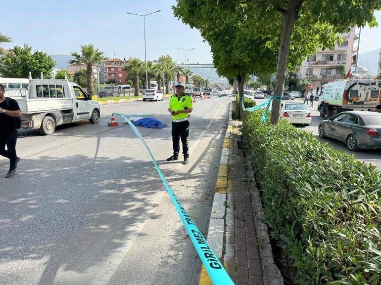 Makas atan motosikletin kasksız sürücüsü başını kaldırıma çarpıp öldü; kaza kamerada