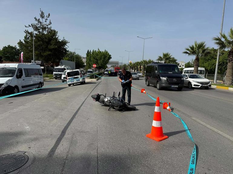 Makas atan motosikletin kasksız sürücüsü başını kaldırıma çarpıp öldü; kaza kamerada