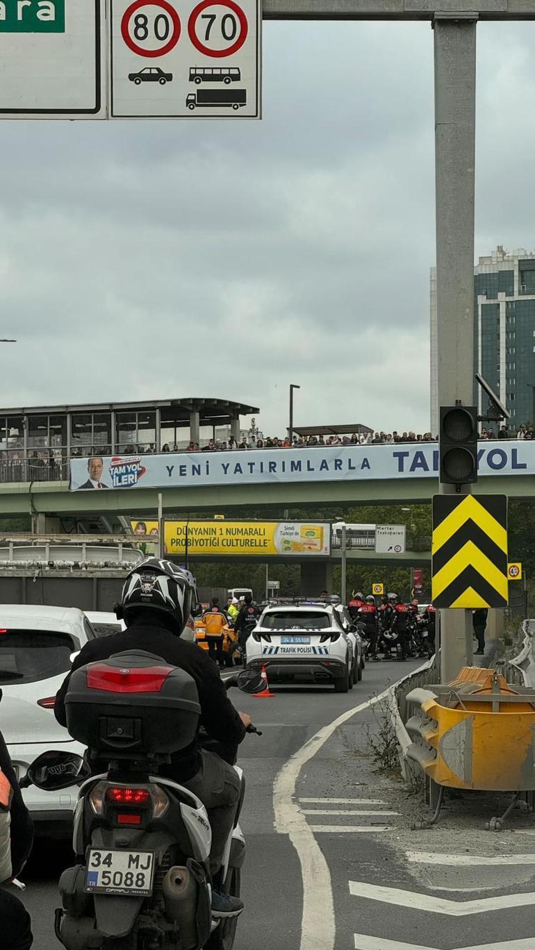 Zeytinburnu'nda motosikletli polis ekibi taksiye çarptı: 2 polis yaralı