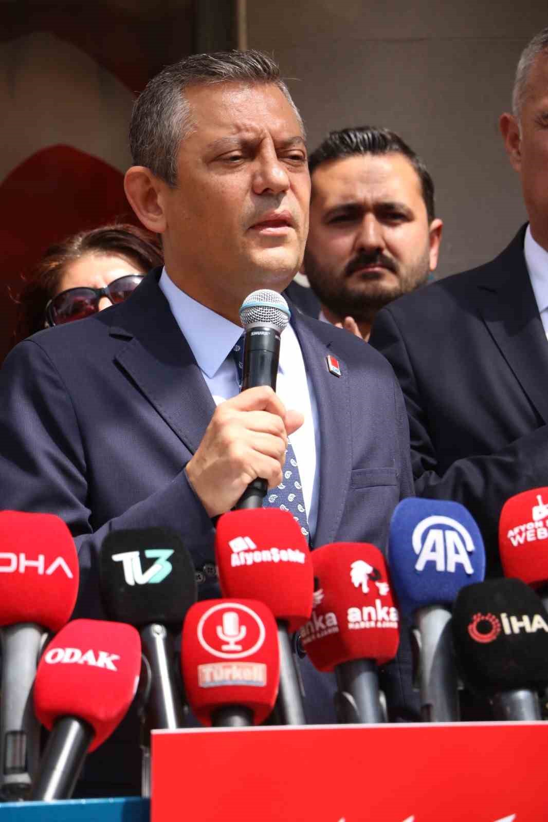 CHP Genel Başkanı Özgür Özel’den belediye başkanları ve partililere uyarı: