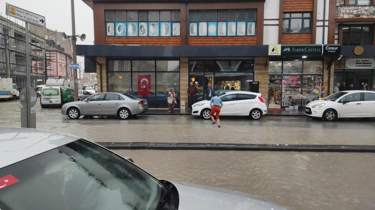 Konya'da sağanak; cadde ve sokaklar suyla doldu