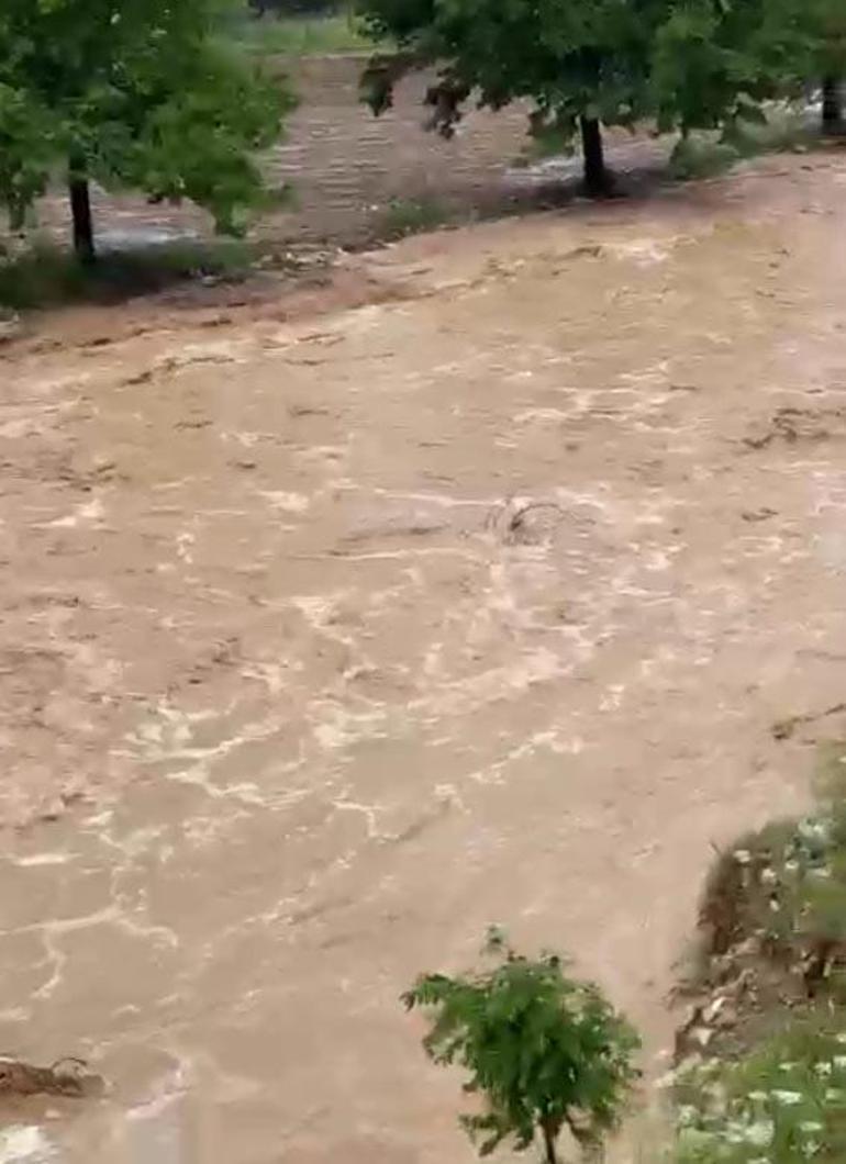 Adana’da 4 öğretmenin öldüğü bölgede, yola yine kaya düştü