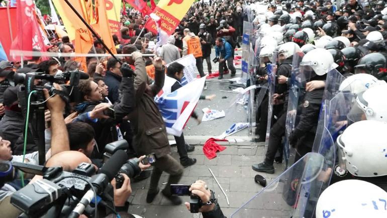 Saraçhane'den Taksim'e yürümek isteyenlere polis müdahalesinin ilk anları