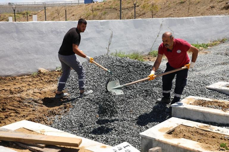 Hatay'daki yağışta depremzedelerin mezarları zarar gördü