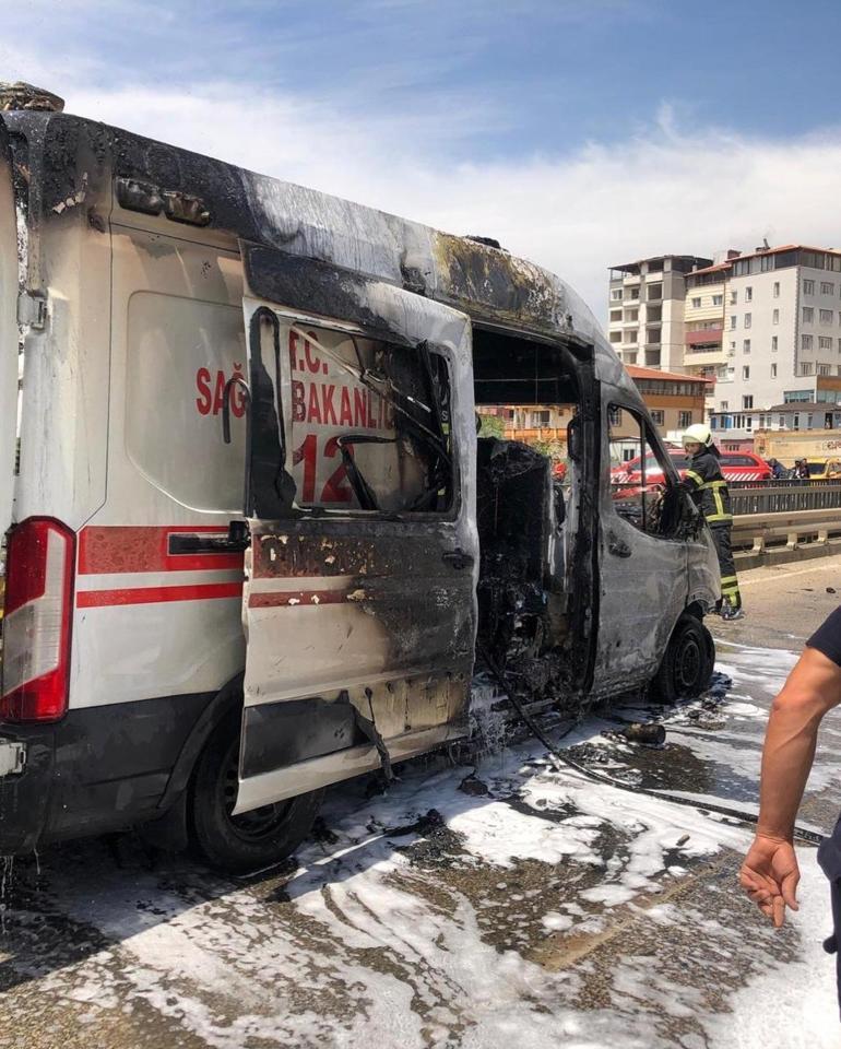 Hasta taşırken yangın çıkan ambulans, kullanılamaz hale geldi