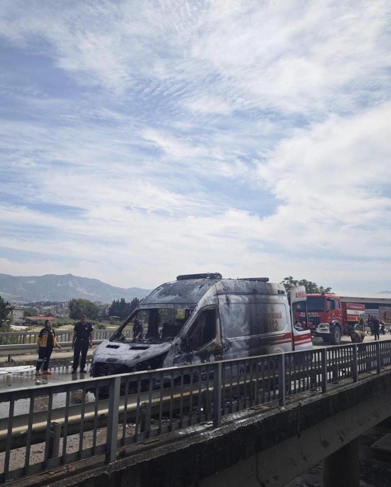 Hasta taşırken yangın çıkan ambulans, kullanılamaz hale geldi