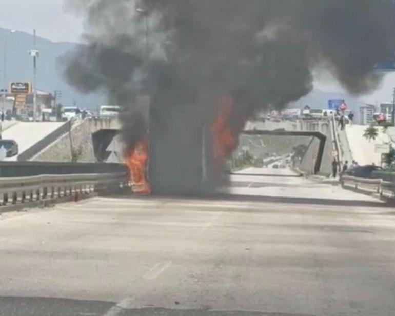 Hasta taşırken yangın çıkan ambulans, kullanılamaz hale geldi