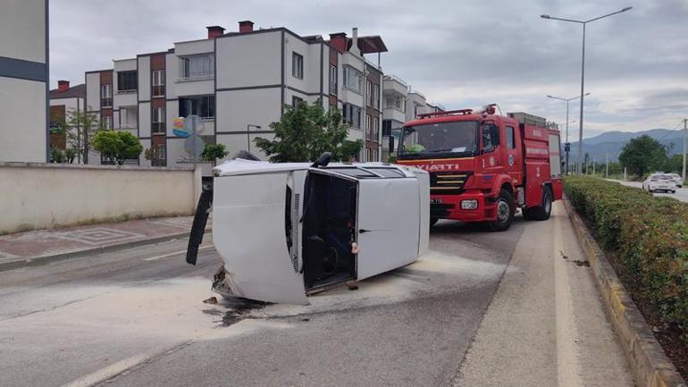 Site duvarı ve ağaca çarpan otomobil sürüklendi; sürücü yaralandı