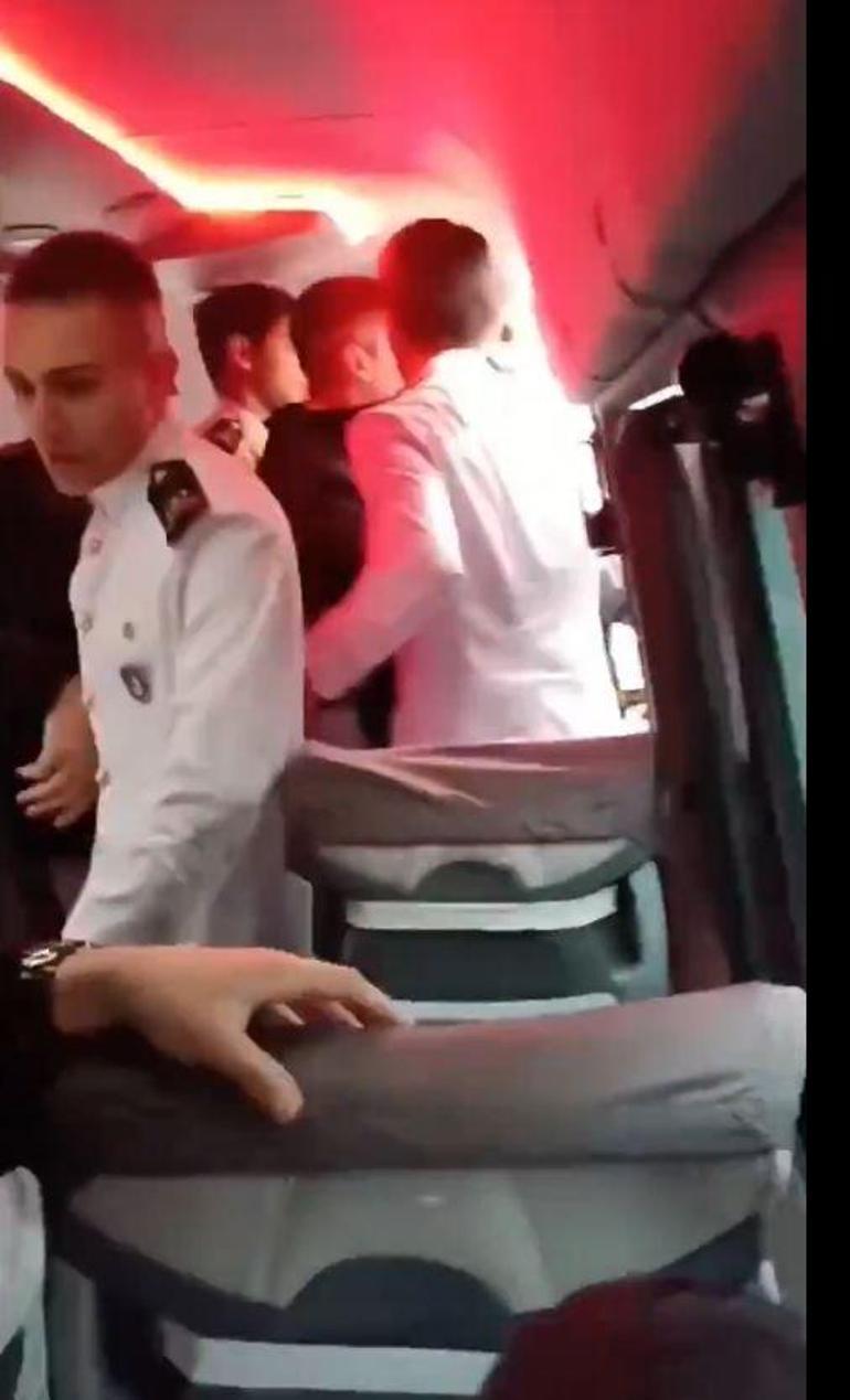 Minibüs şoförleri, servis kiralayan üniversitelileri darbetti; olay anı kamerada