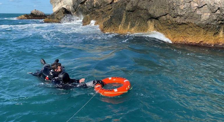 Kayalıklarda mahsur kalan amatör balıkçıyı sahil güvenlik kurtardı