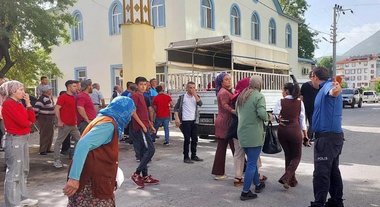 Yaralıyı tabuta koyup, kamyonetle hastaneye götürdüler