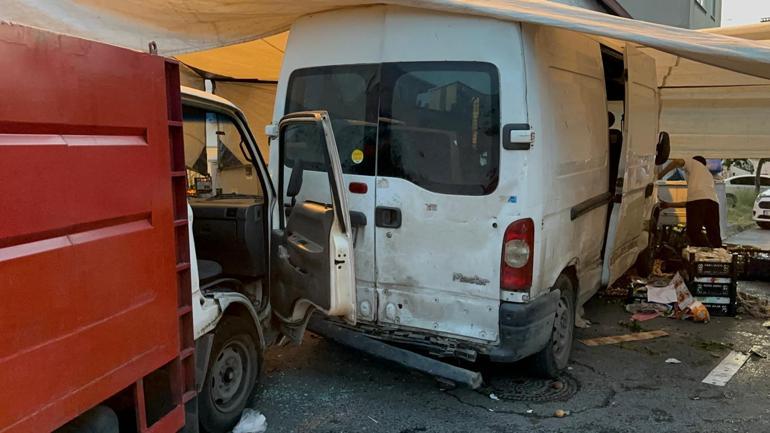Ataşehir'de çaldıkları kamyonetle minibüse çarpıp pazara daldılar