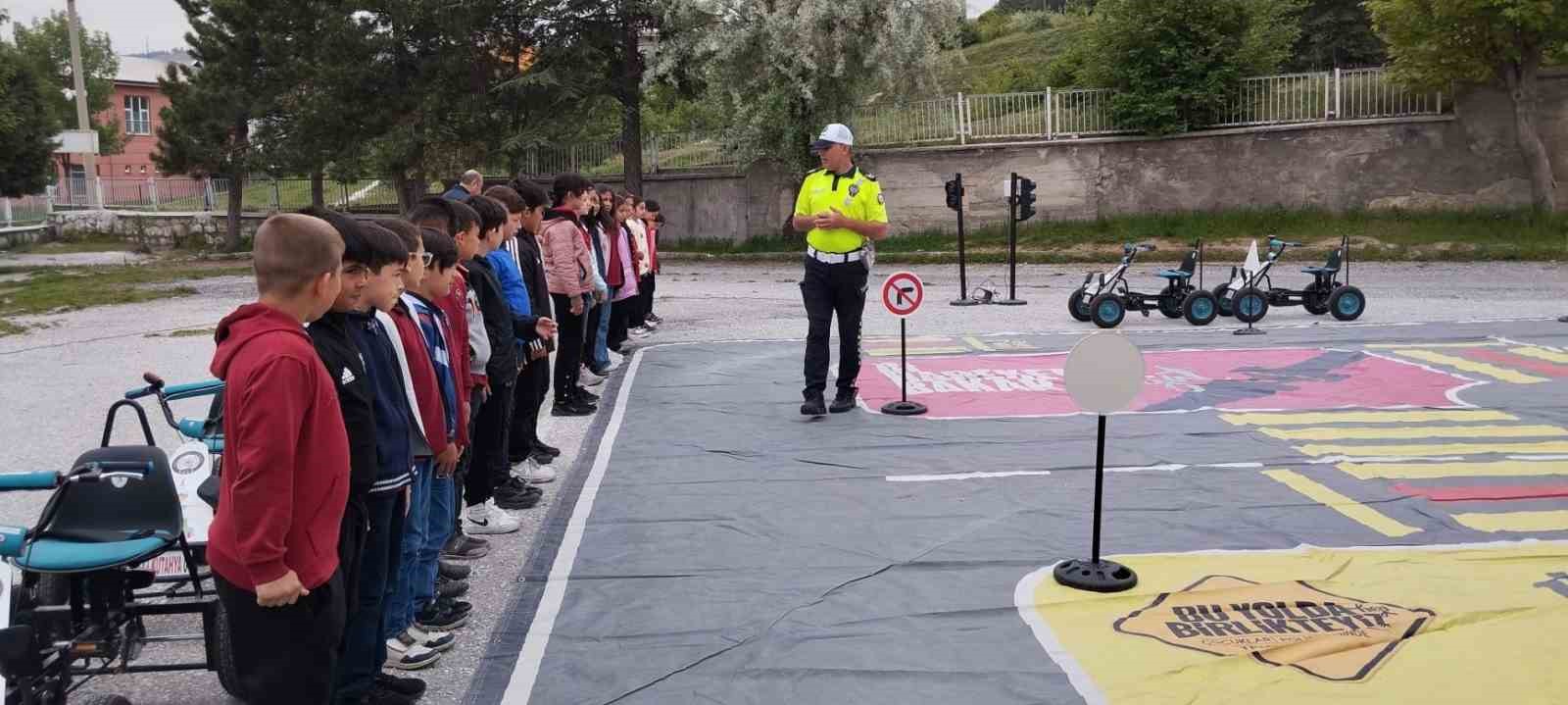 Kütahya’da öğrencilere uygulamalı ve teorik trafik eğitimi