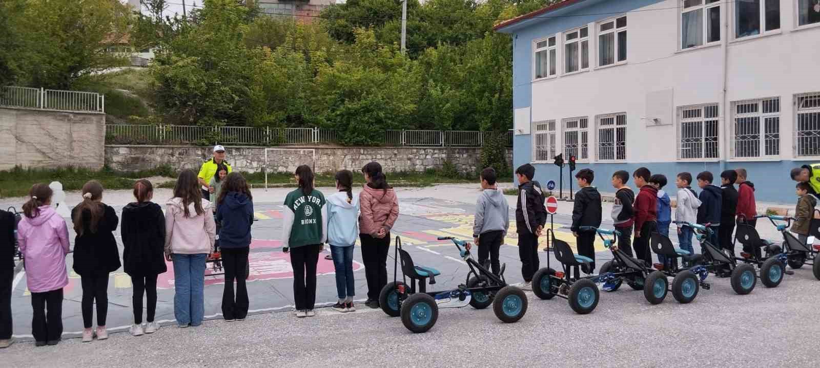 Kütahya’da öğrencilere uygulamalı ve teorik trafik eğitimi