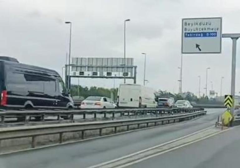 Küçükçekmece D-100'de şeritleri kapatan düğün konvoyu trafiği aksattı