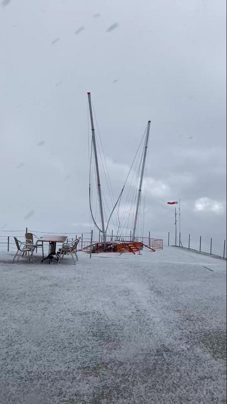 Kemer’in yüksek kesimlerine kar yağdı