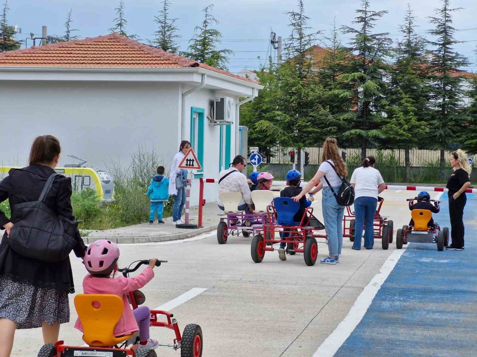 Trafik kurallarını pratik yaparak ve yaşayarak öğrendiler