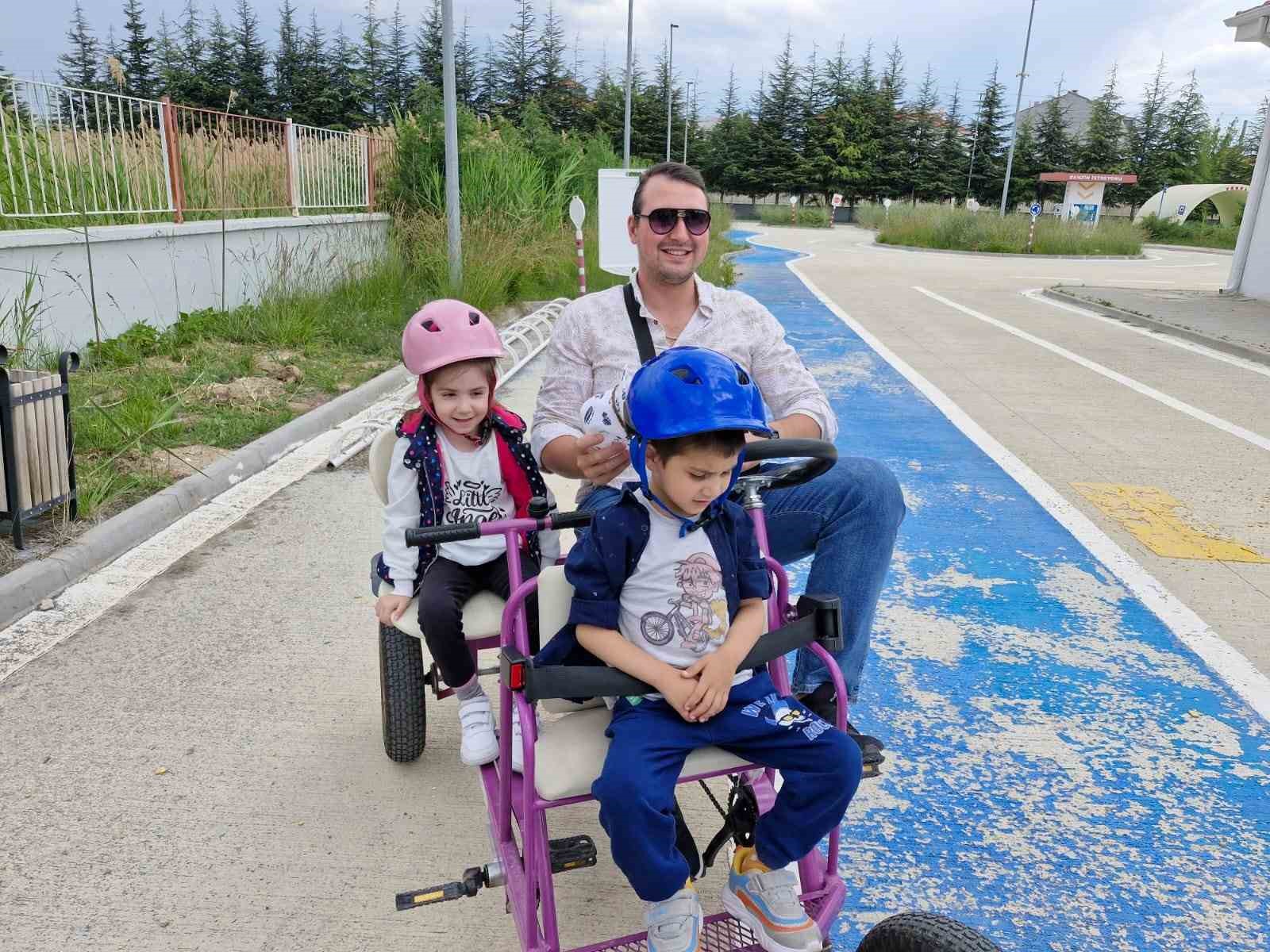 Trafik kurallarını pratik yaparak ve yaşayarak öğrendiler