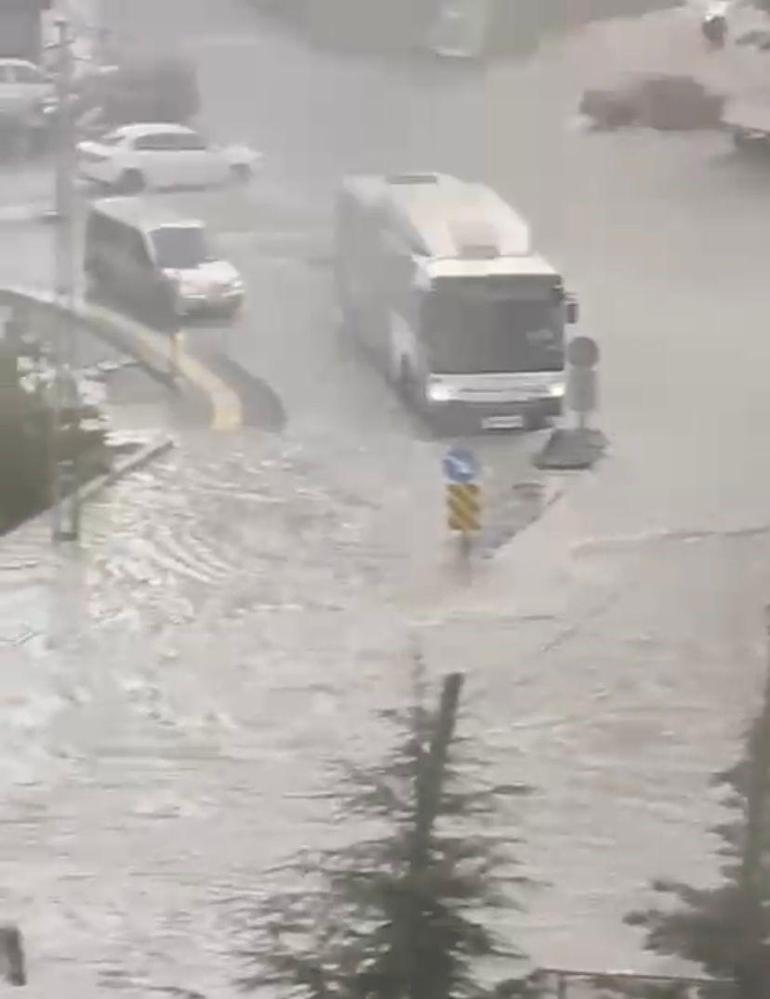 Ankara'da kuvvetli sağanak; yollar göle döndü, araçlar arızalandı