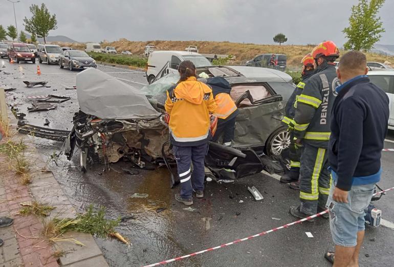 Karşı şeride geçen otomobilin çarptığı otomobildeki karı- kocayı ölüm ayırdı