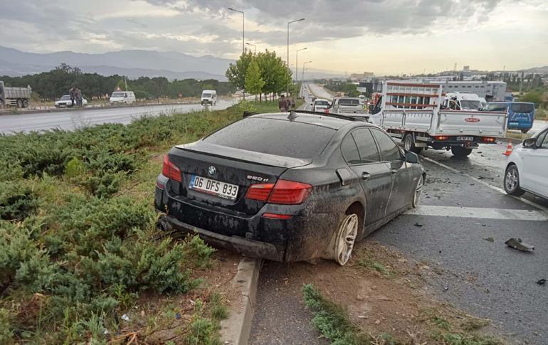 Karşı şeride geçen otomobilin çarptığı otomobildeki karı- kocayı ölüm ayırdı