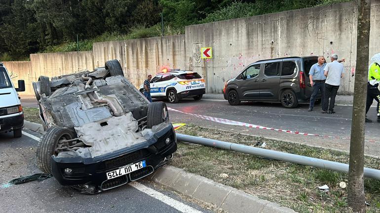 Maltepe'de otomobil aydınlatma direğine çarptı; direk karşıdan gelen aracın üzerine devrildi