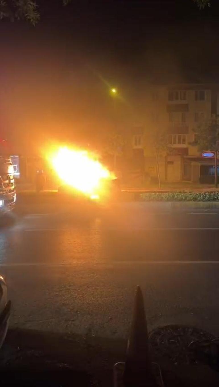 Ataşehir'de taksi ile çarpışan otomobil alev alev yandı; 3 yaralı