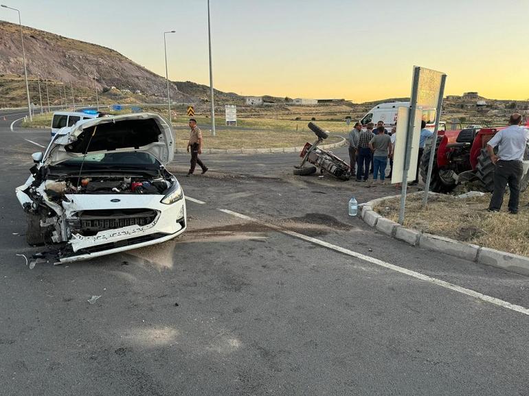 Otomobille çarpışan traktör ikiye bölündü: 5 yaralı