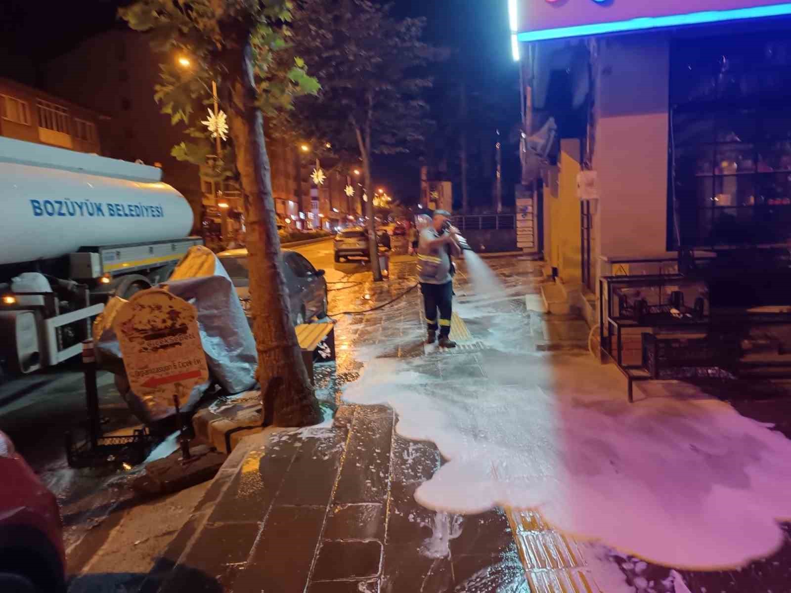 Bozüyük’te ana cadde kaldırımları köpüklü yıkama ile temizleniyor