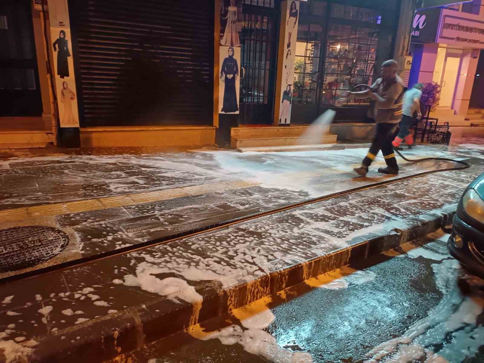 Bozüyük’te ana cadde kaldırımları köpüklü yıkama ile temizleniyor