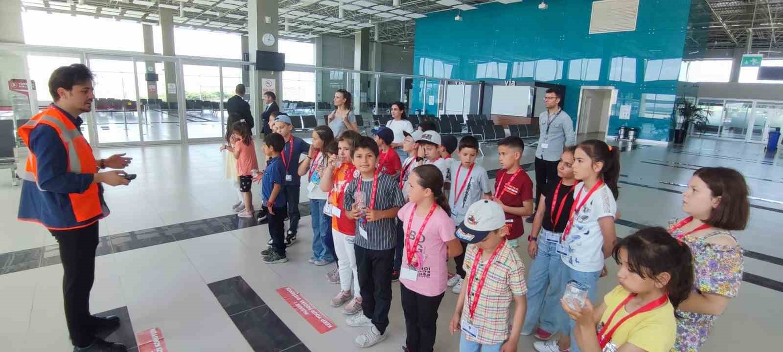 Altıntaş’ta öğrencilere Zafer Havalimanı tanıtıldı