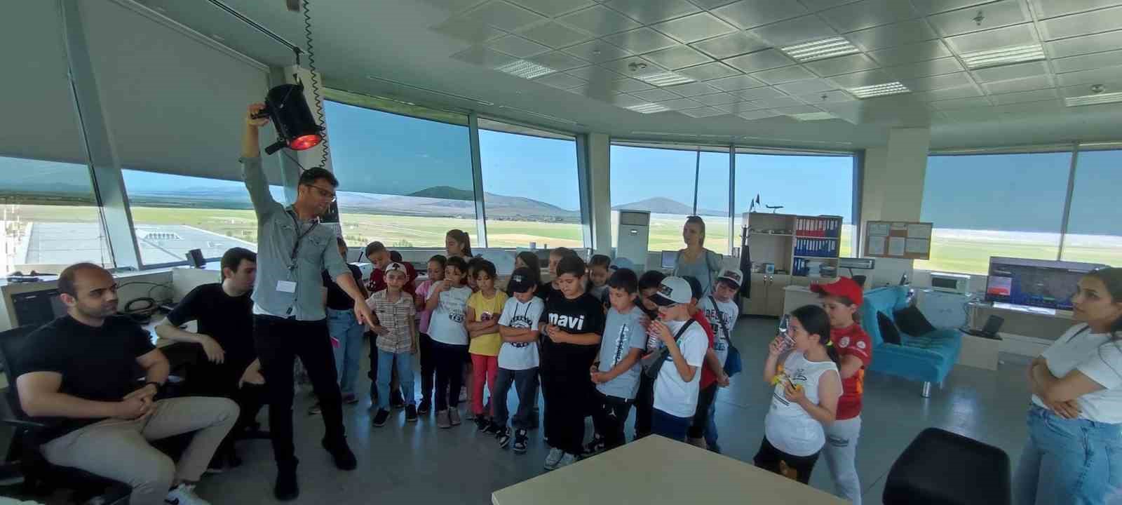 Altıntaş’ta öğrencilere Zafer Havalimanı tanıtıldı