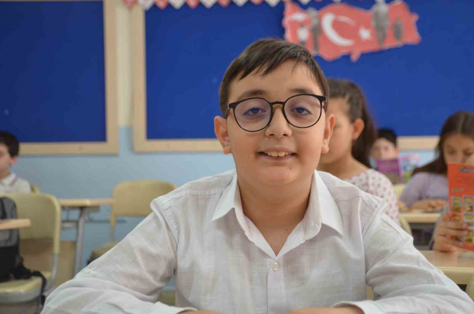 Minik Ahmet 4 yılda 5 bin 10 kitap okudu