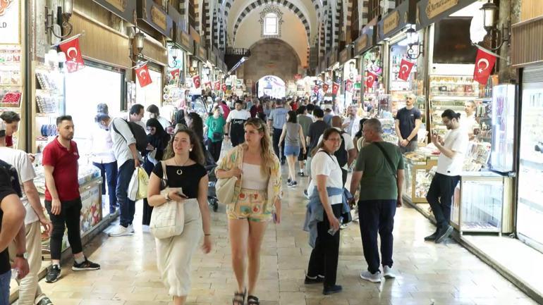 Yerli ve yabancı turistler İstanbul'un tadını çıkardı