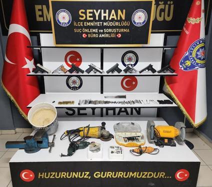 Evinde, çekyatın altında kovaya gizlenmiş 8 tabanca ele geçirilen şüpheli: Silaha merakım vardı