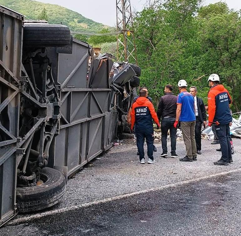 Bitlis’te yolcu otobüsü ile kamyon çarpıştı: 2 ölü, 4’ü ağır 30 yaralı